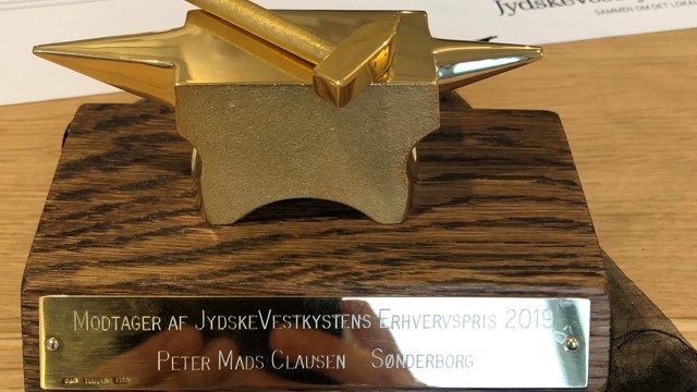 The golden anvil for the chairman of the foundation 